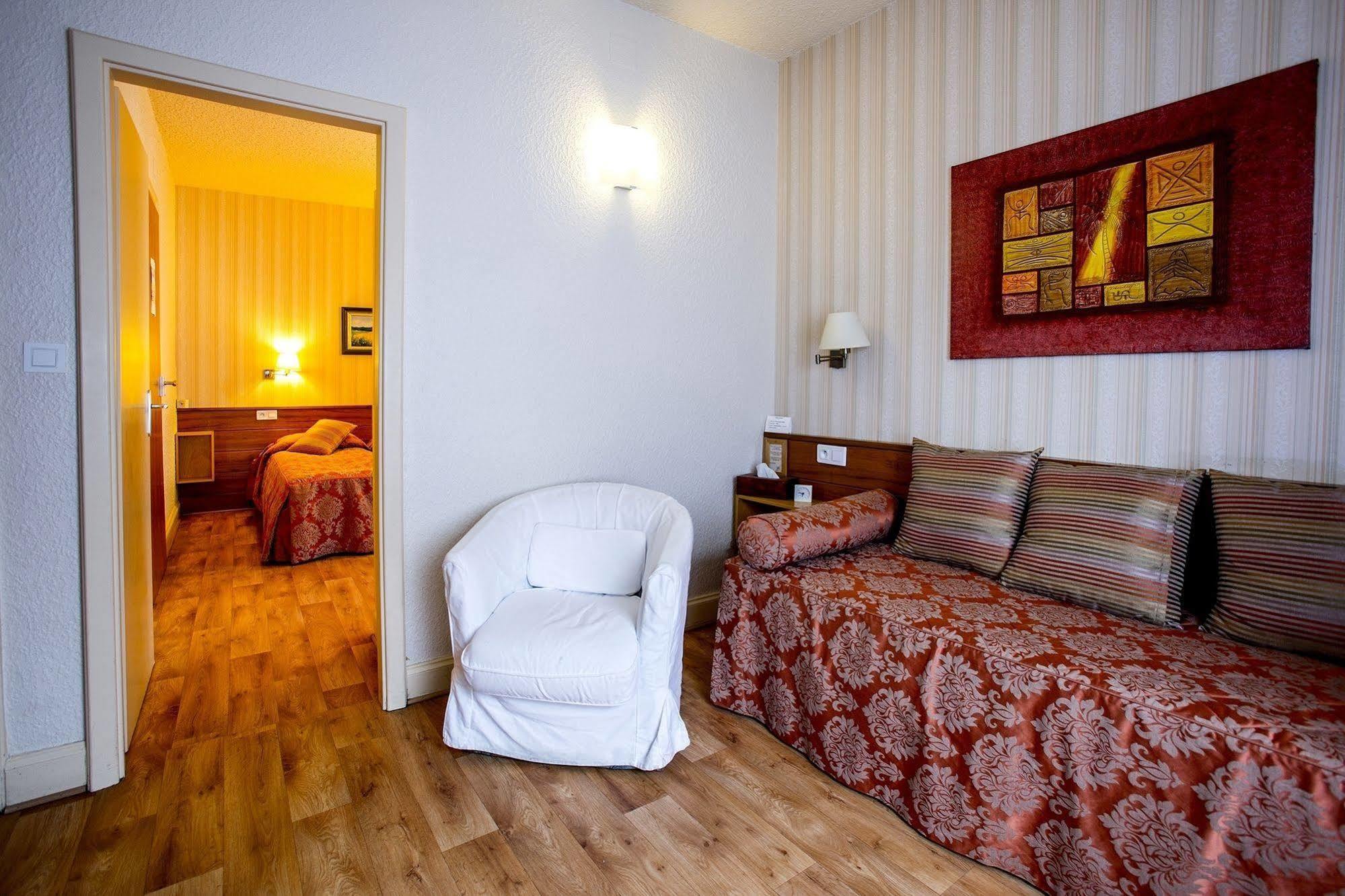 Logis Hotel Restaurant La Tete Des Faux Льо Боном Екстериор снимка