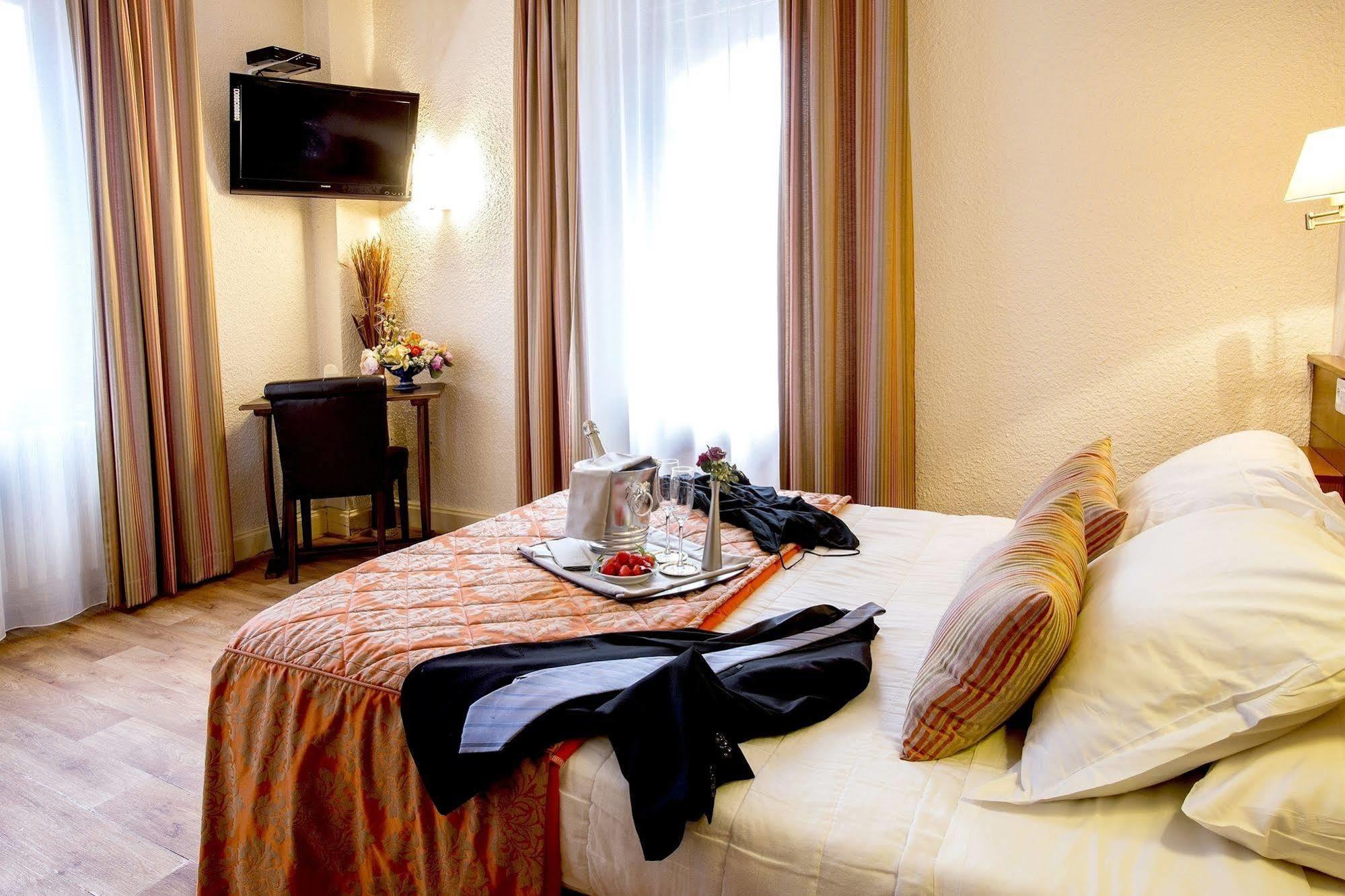 Logis Hotel Restaurant La Tete Des Faux Льо Боном Екстериор снимка