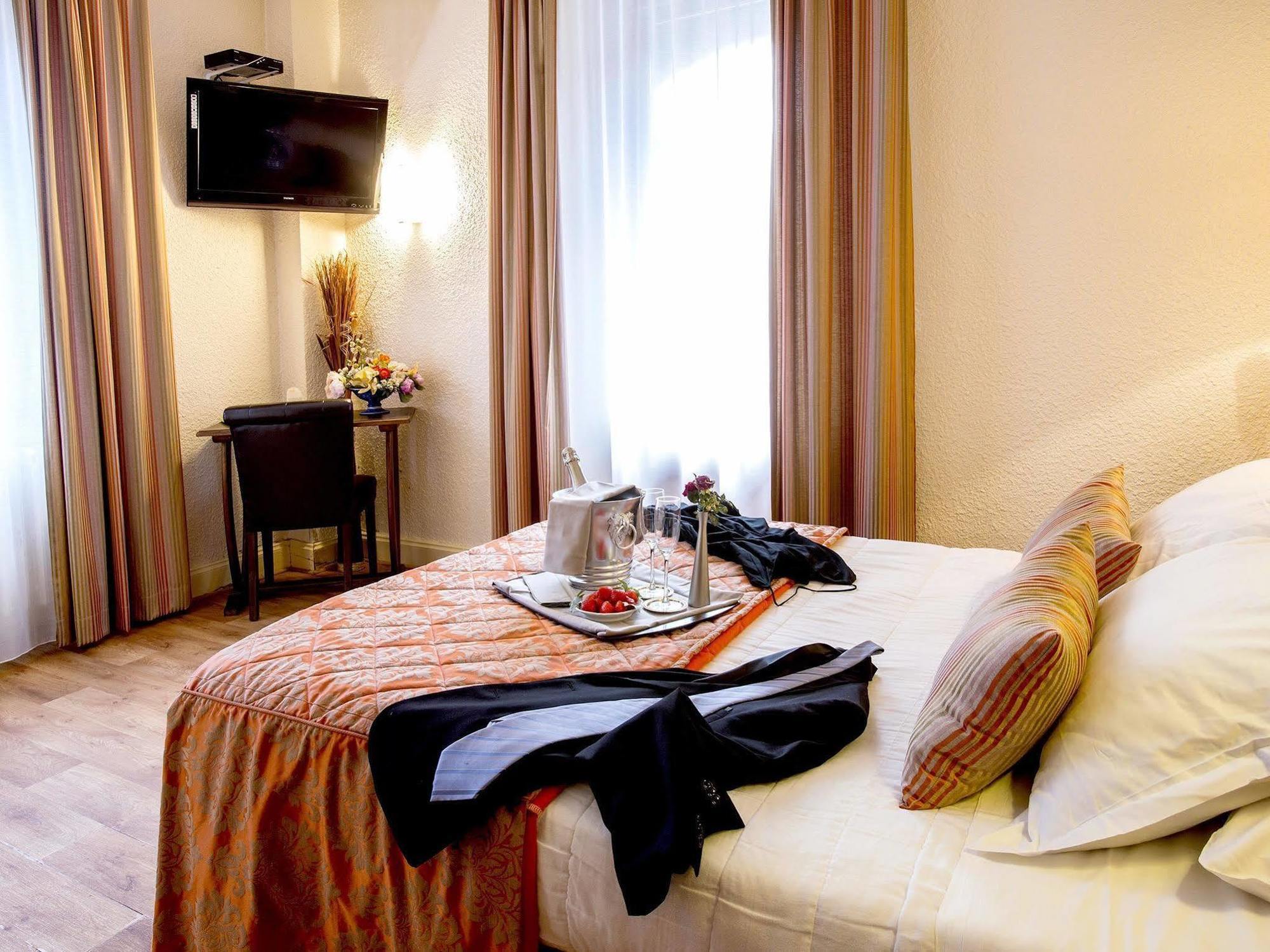 Logis Hotel Restaurant La Tete Des Faux Льо Боном Екстериор снимка