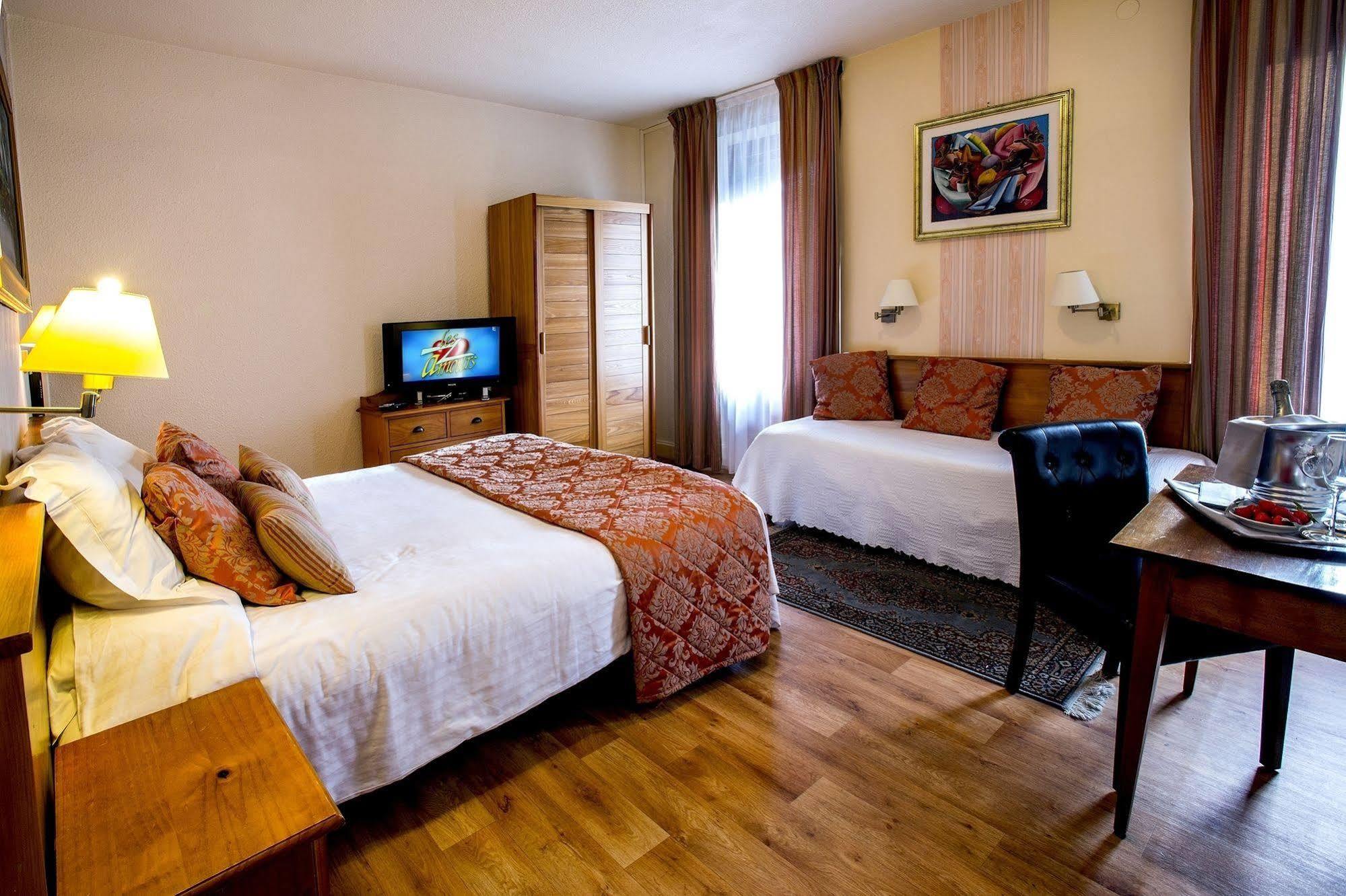 Logis Hotel Restaurant La Tete Des Faux Льо Боном Екстериор снимка